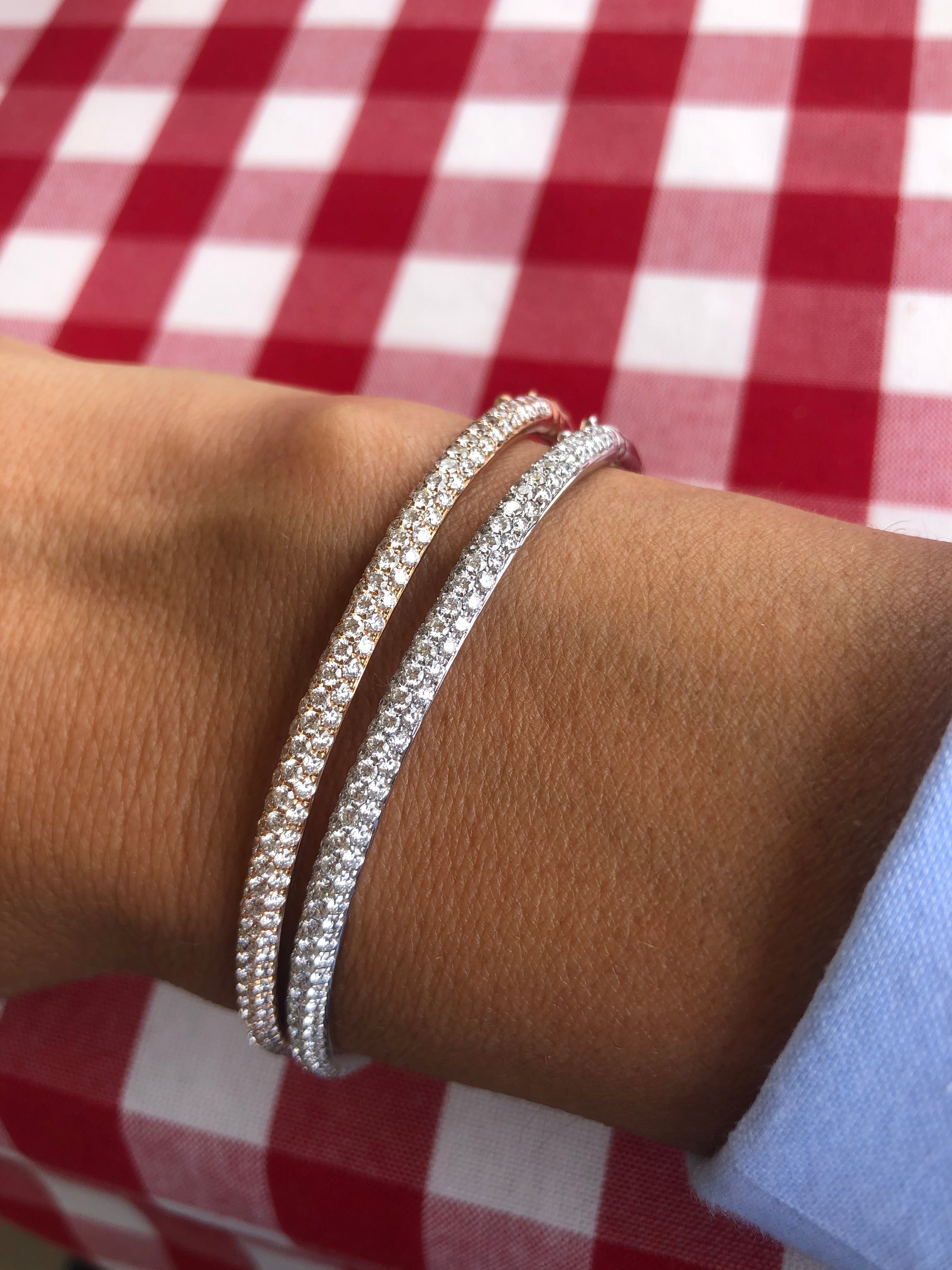 Bracelet jonc en or gris serti de 3 lignes de diamant