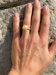 Bague en or jaune, ornée d'une perle de culture Gold des mers du sud