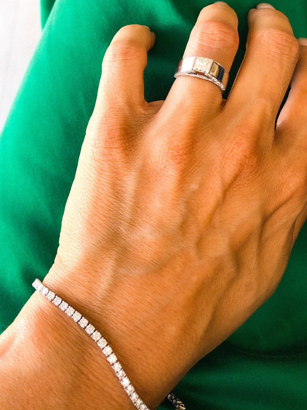 Bague solitaire en or gris ornée d'un diamant taille princesse