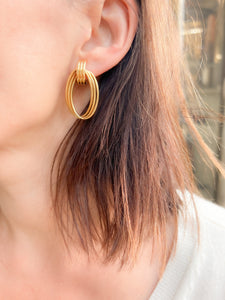 Boucles d'oreilles or jaune anneaux entrelacés