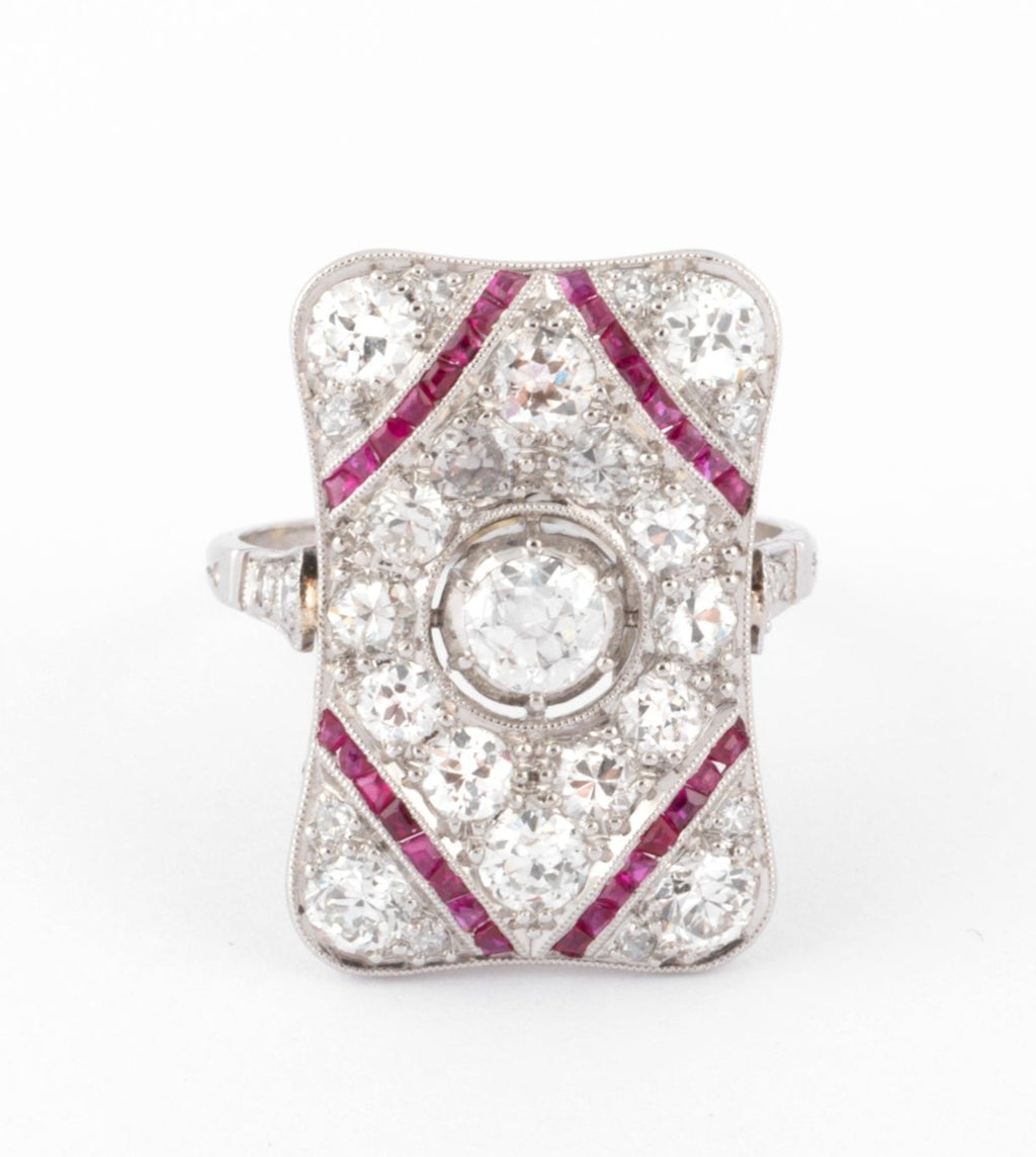 Bague en platine, diamants et rubis rectangulaire