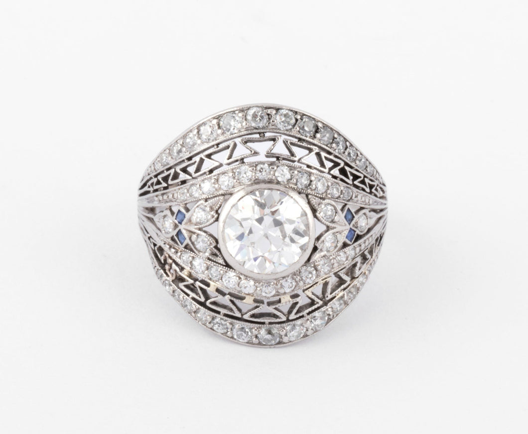 Bague dôme ornée d'un diamant central