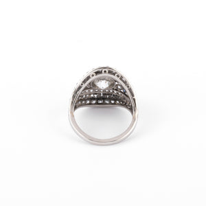 Bague dôme ornée d'un diamant central