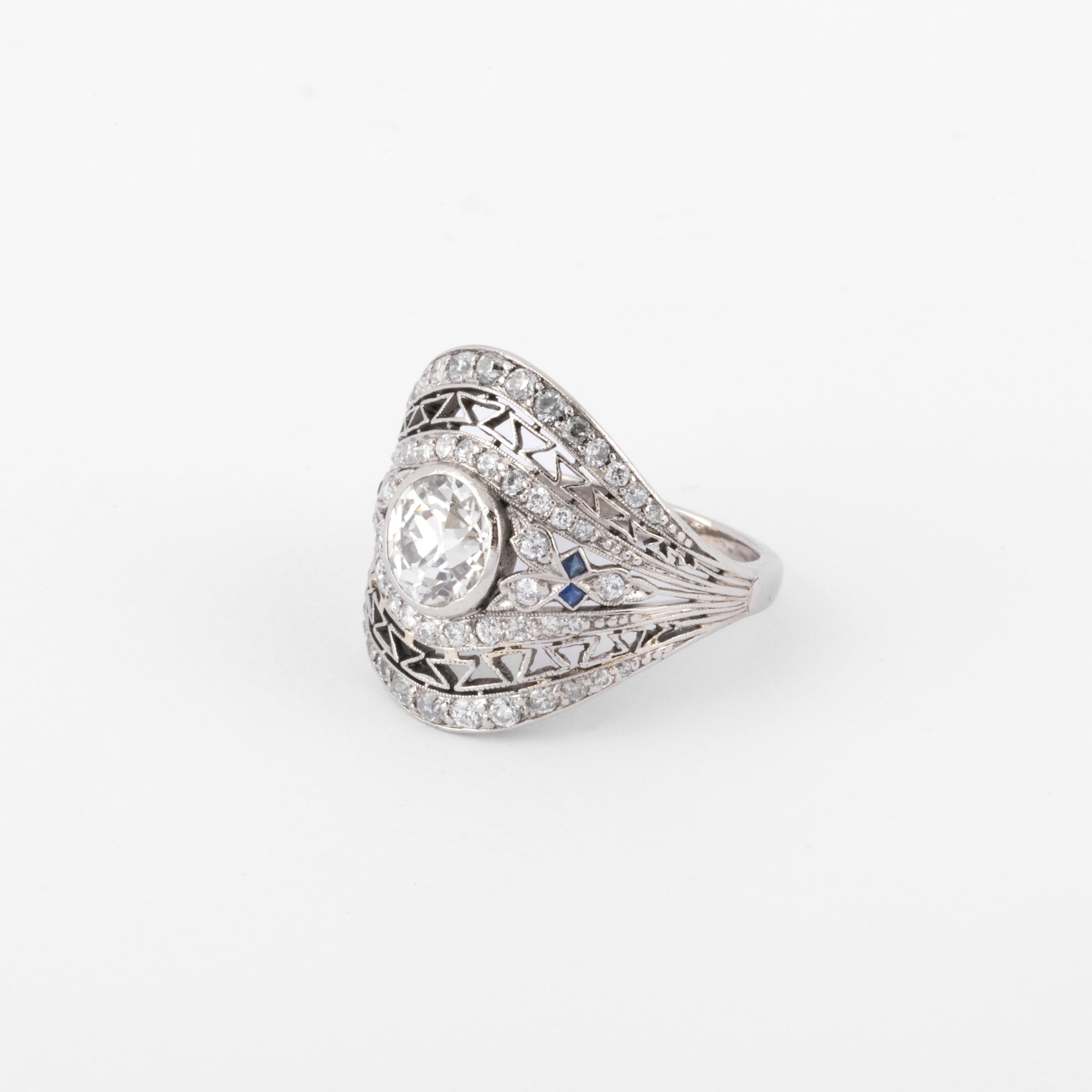 Bague dôme ornée d'un diamant central