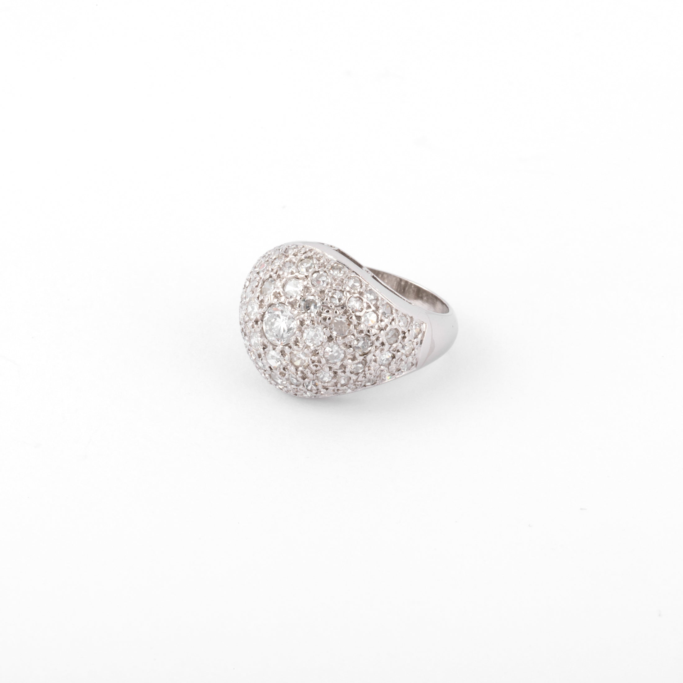 Bague dôme en platine et diamants