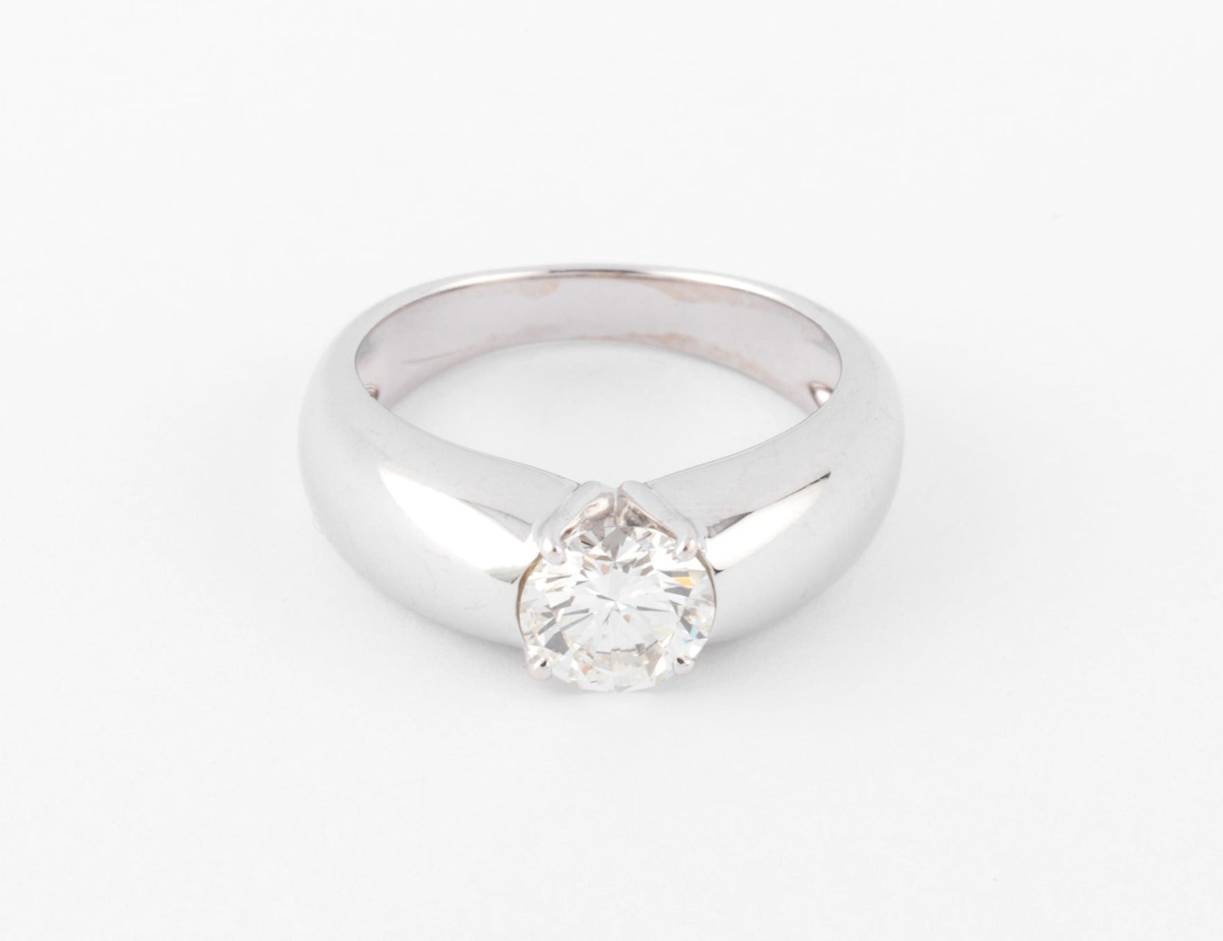Bague or gris ornée d'un diamant taille moderne