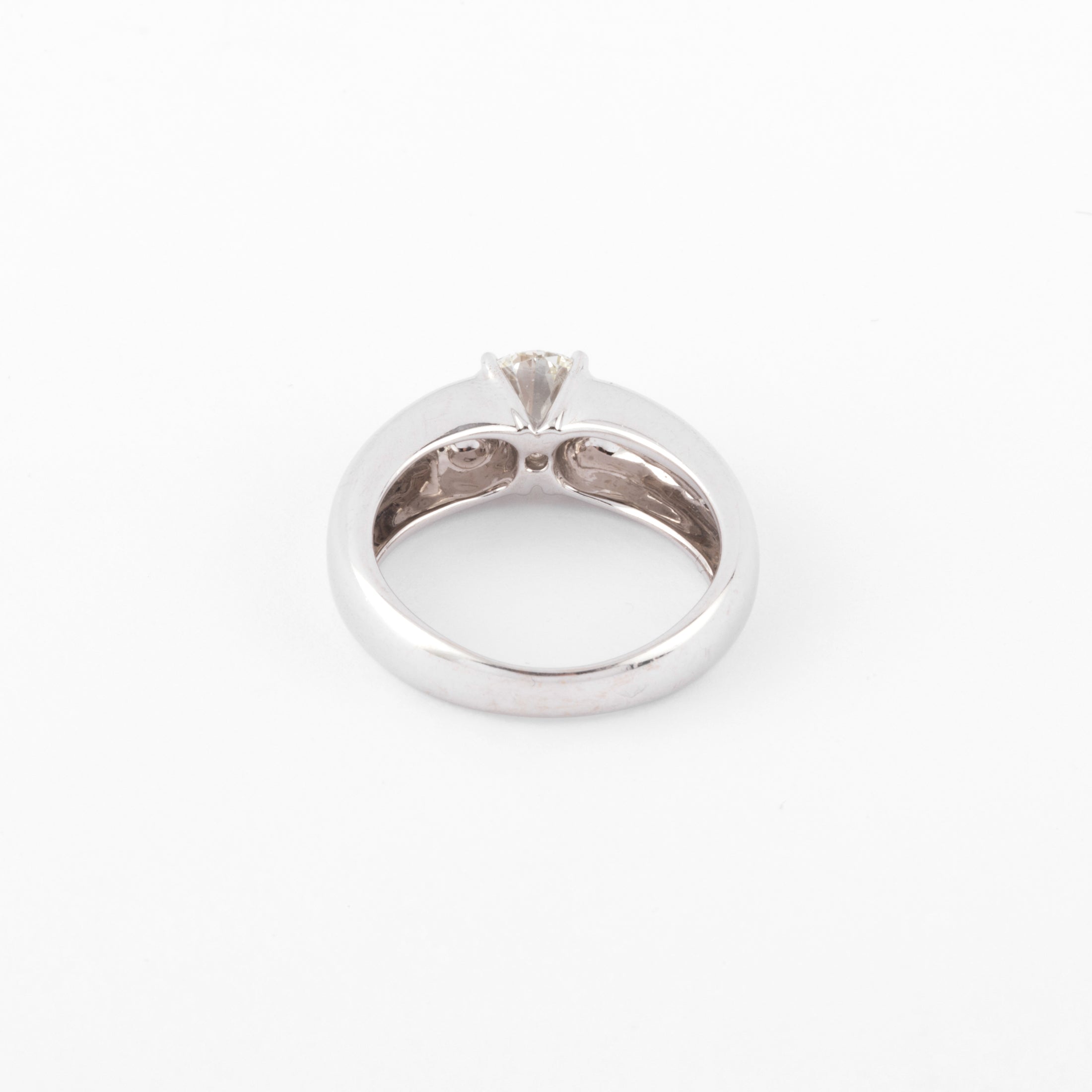 Bague or gris ornée d'un diamant taille moderne