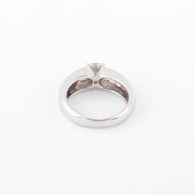 Charger l&#39;image dans la galerie, Bague or gris ornée d&#39;un diamant taille moderne
