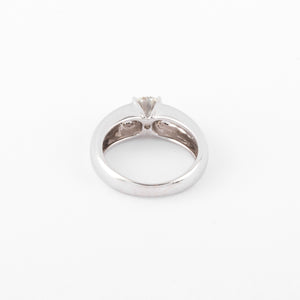 Bague or gris ornée d'un diamant taille moderne