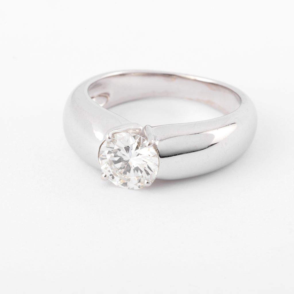 Bague or gris ornée d'un diamant taille moderne