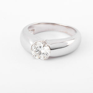 Bague or gris ornée d'un diamant taille moderne