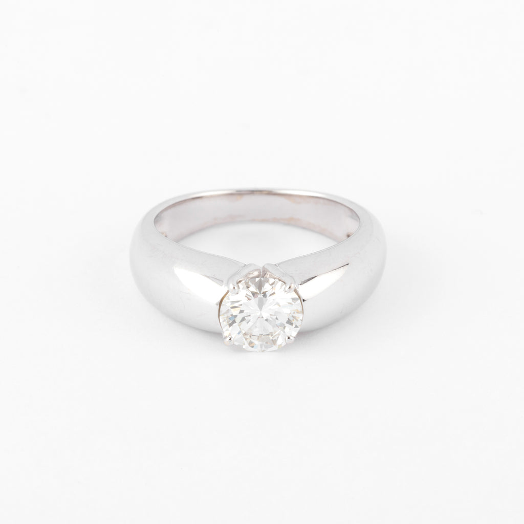 Bague or gris ornée d'un diamant taille moderne