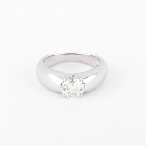 Bague or gris ornée d'un diamant taille moderne