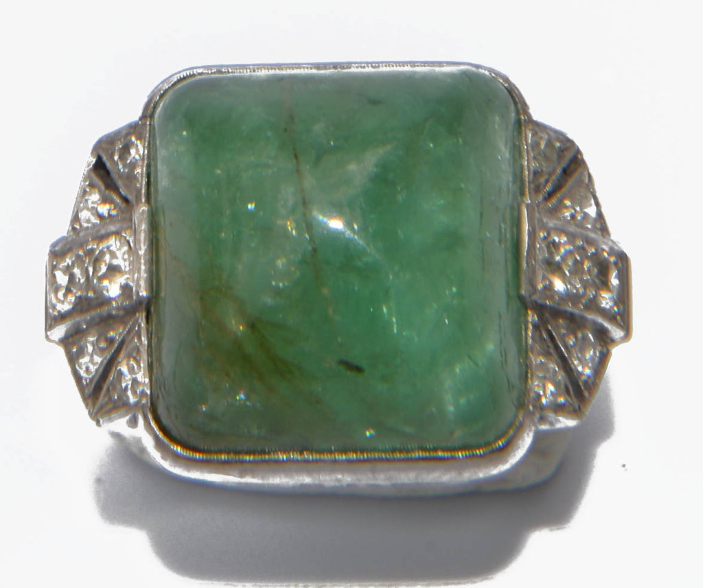 Bague en platine et émeraude pain de sucre