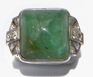 Bague en platine et émeraude pain de sucre