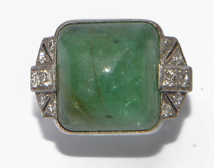 Bague en platine et émeraude pain de sucre