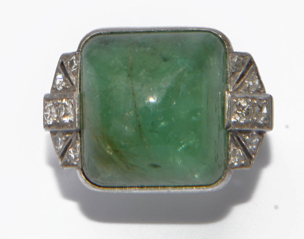 Bague en platine et émeraude pain de sucre
