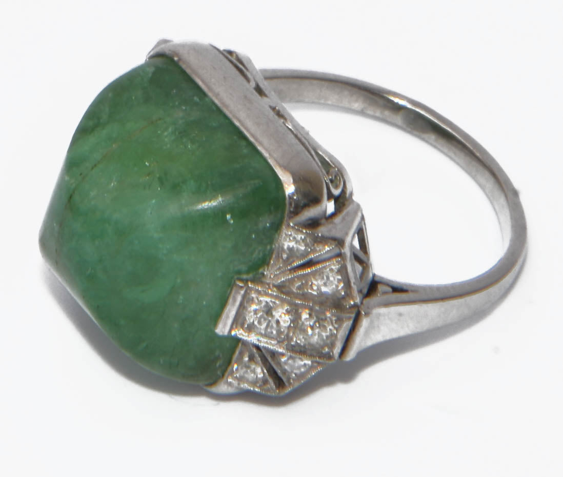 Bague en platine et émeraude pain de sucre