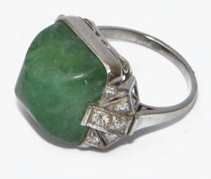 Bague en platine et émeraude pain de sucre