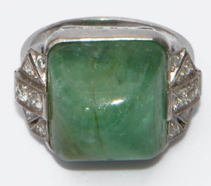 Bague en platine et émeraude pain de sucre