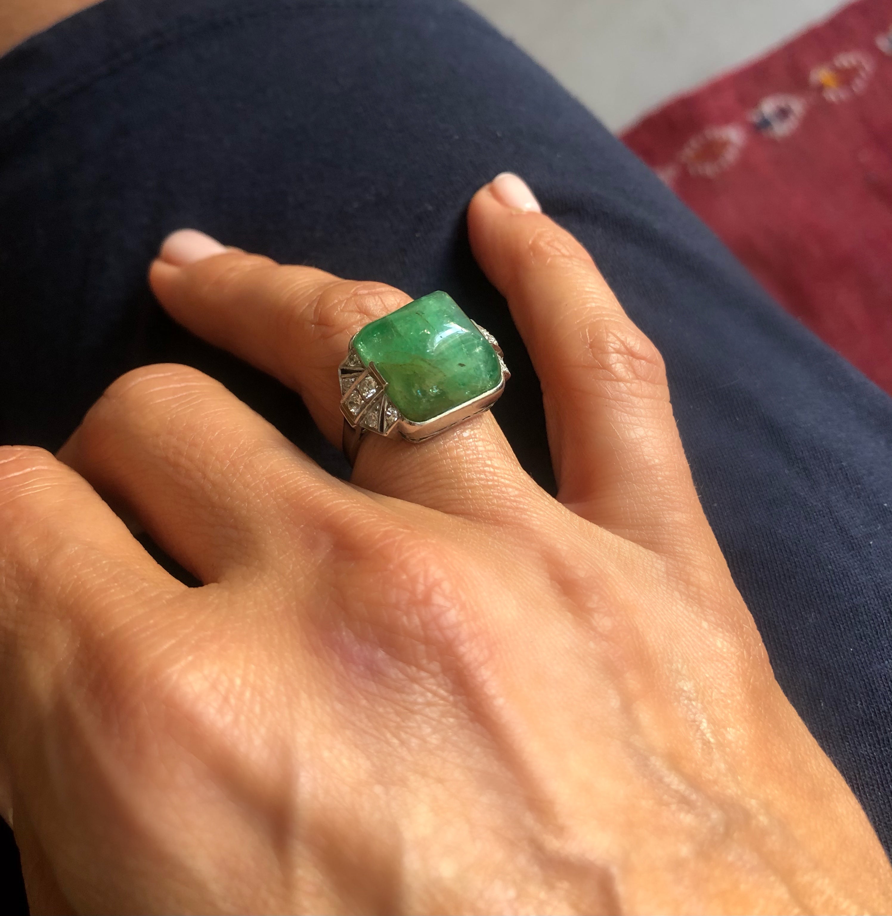 Bague en platine et émeraude pain de sucre