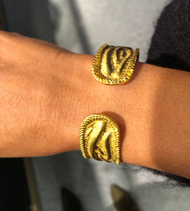 Bracelet jonc or jaune du créateur Ilias Lalaounis texturé