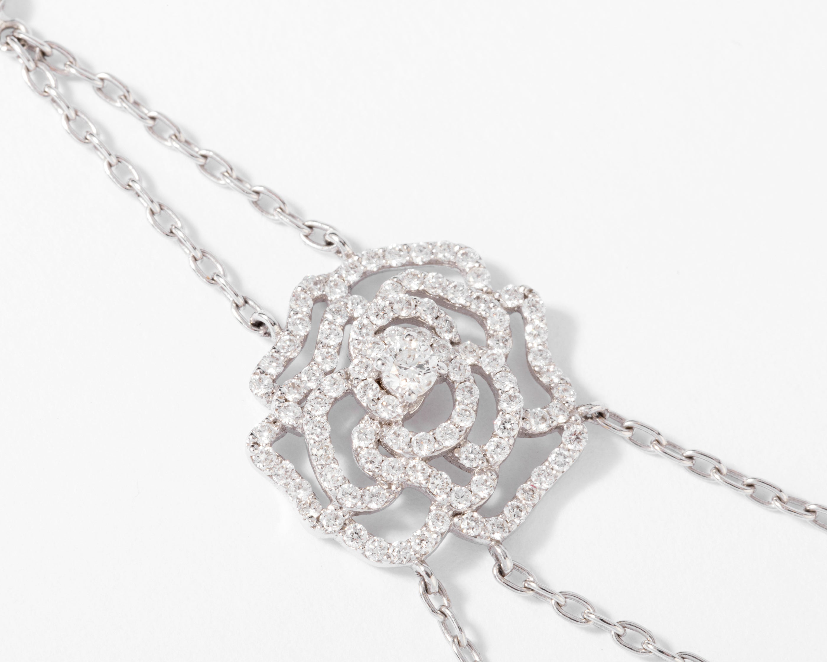 Collier or gris et motifs en fleurs en diamant