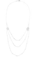 Collier or gris et motifs en fleurs en diamant