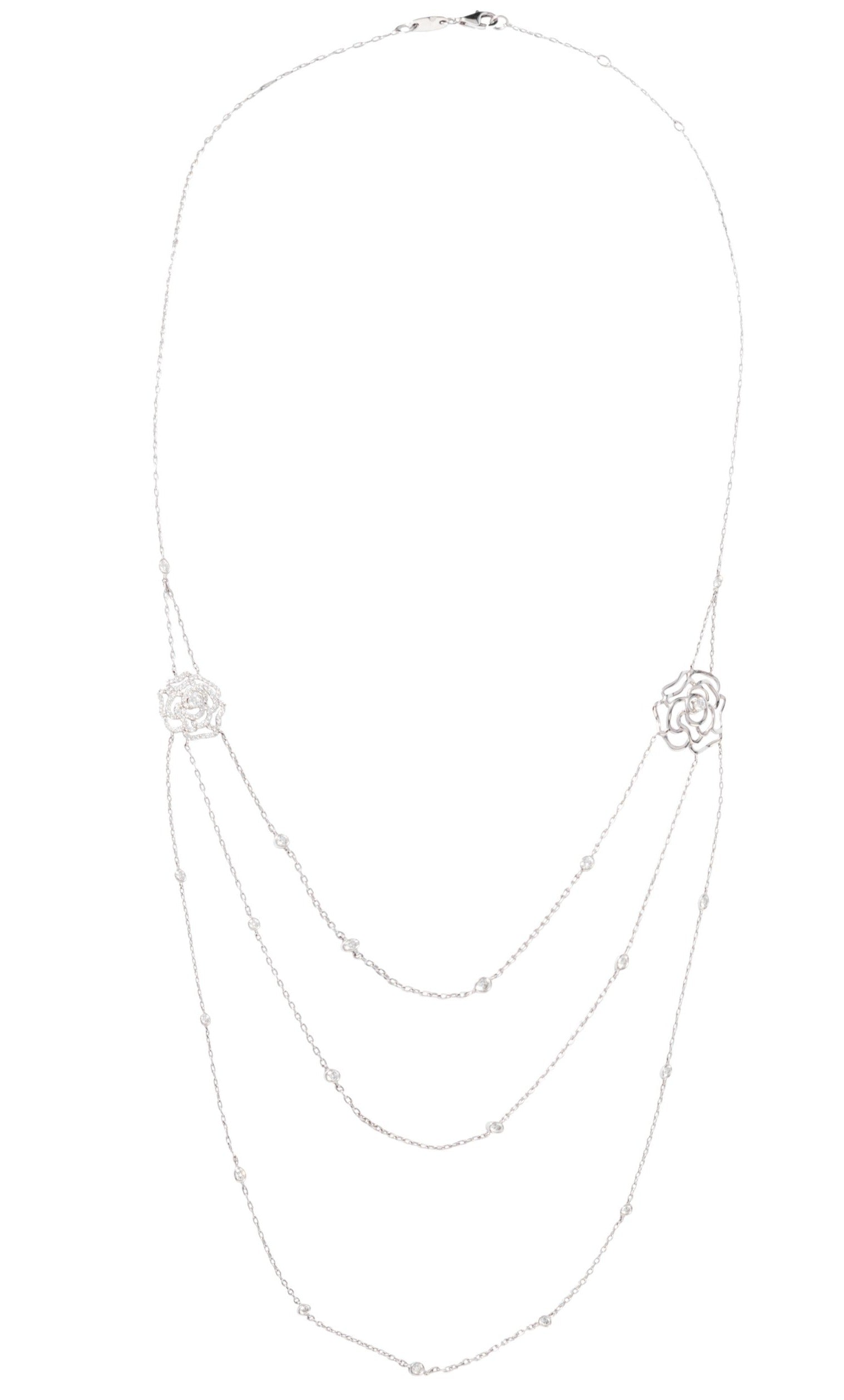 Collier or gris et motifs en fleurs en diamant