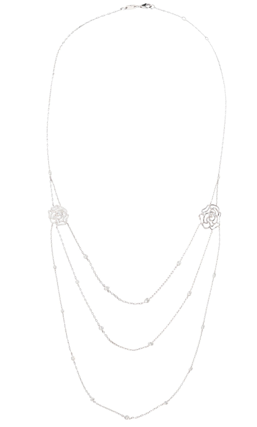Collier or gris et motifs en fleurs en diamant