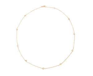 Collier or jaune intercalé de 9 diamants sur maille forçat en sertis clos.