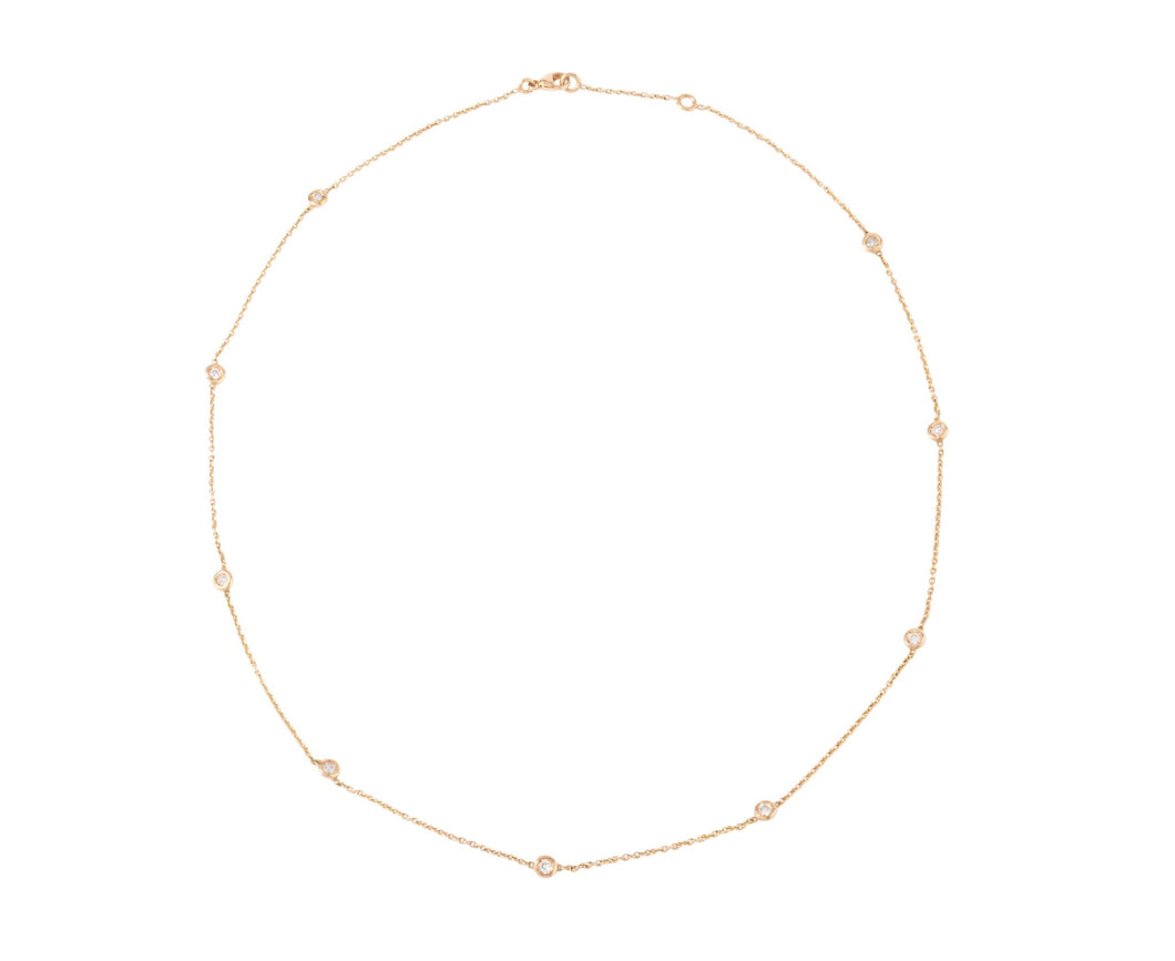 Collier or jaune intercalé de 9 diamants sur maille forçat en sertis clos.