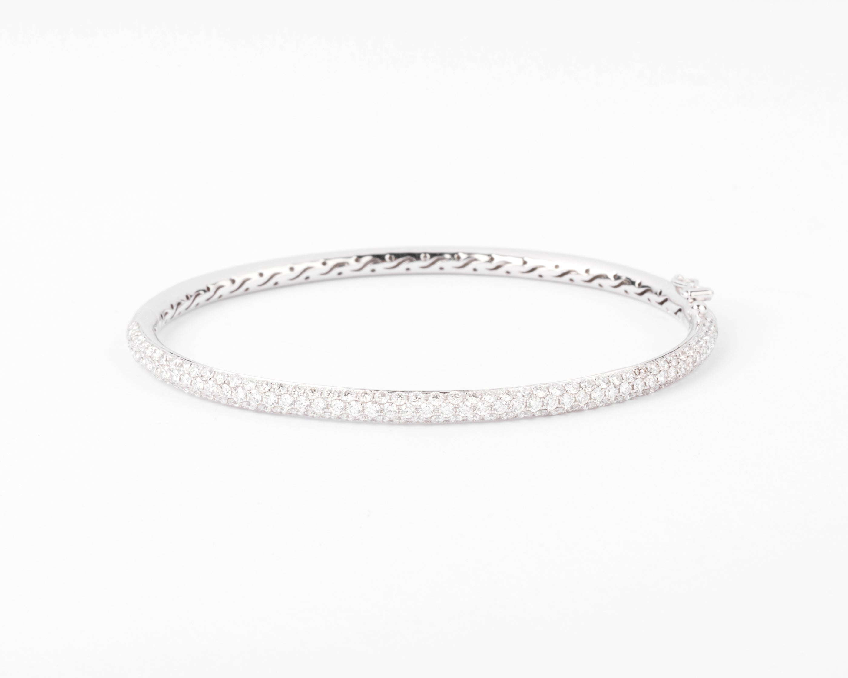 Bracelet jonc en or gris serti de 3 lignes de diamant