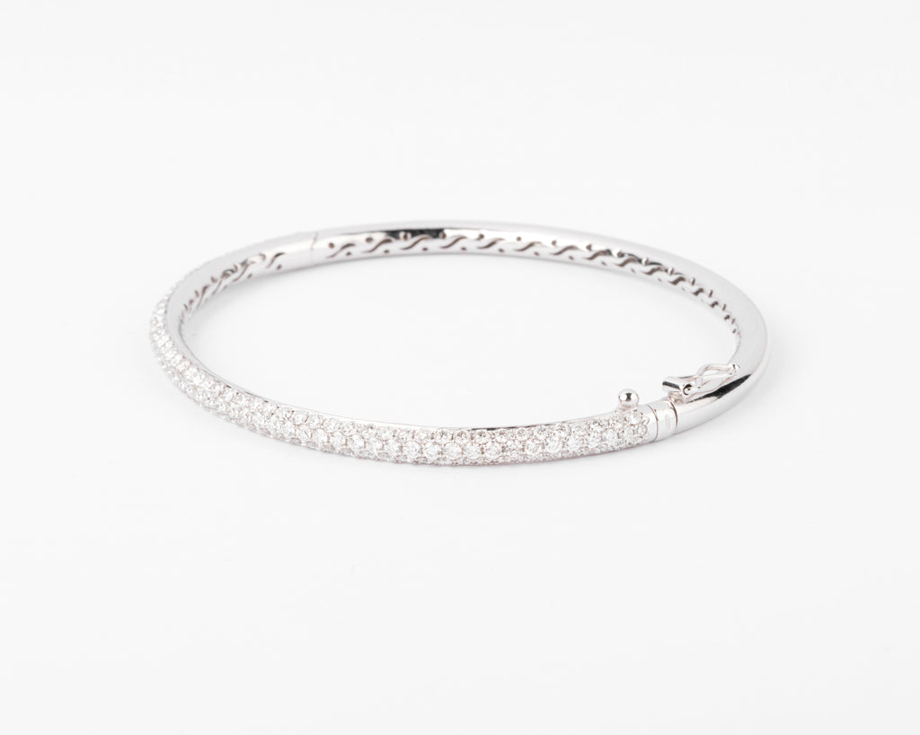 Bracelet jonc en or gris serti de 3 lignes de diamant