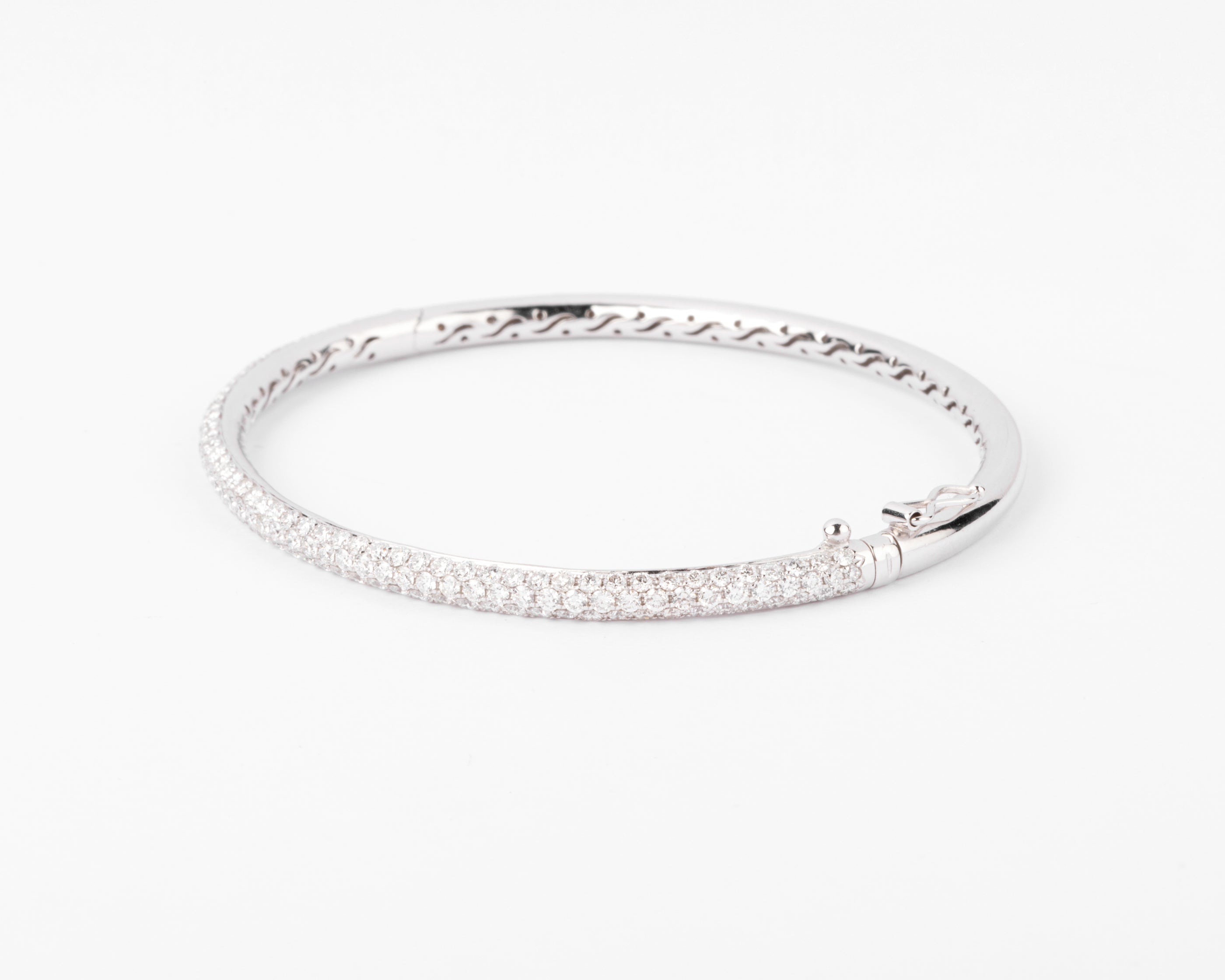 Bracelet jonc en or gris serti de 3 lignes de diamant
