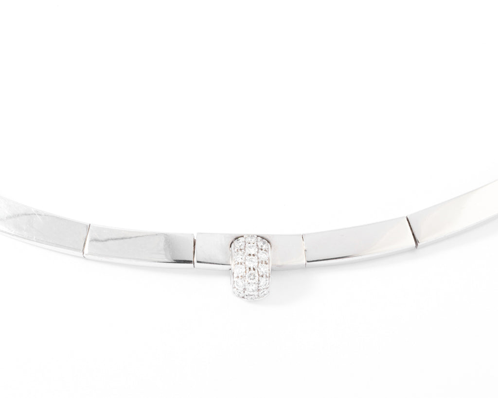Collier rigide or gris de la maison Chaumet