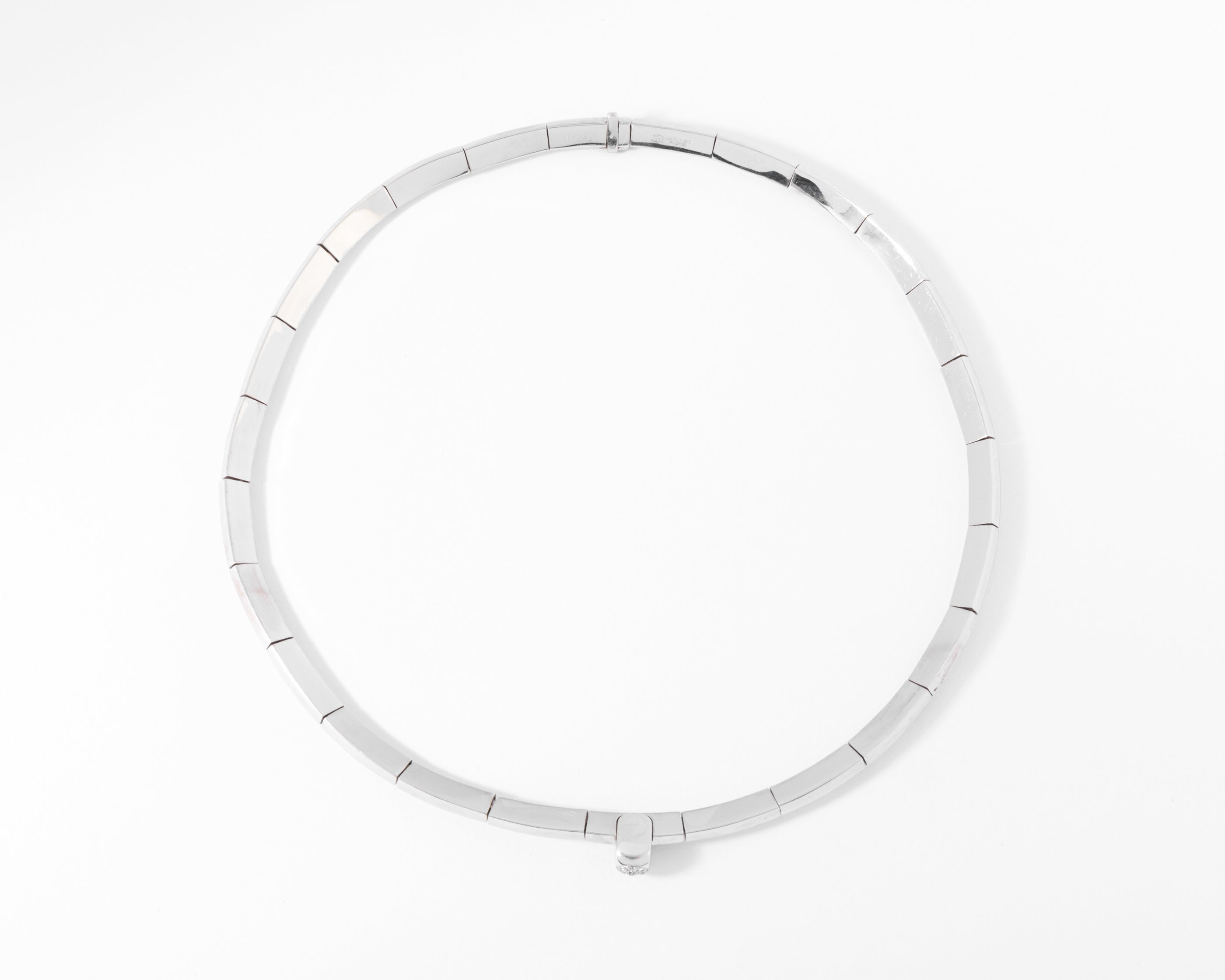 Collier rigide or gris de la maison Chaumet