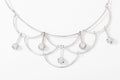 Collier or gris draperie en diamant