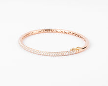 Charger l&#39;image dans la galerie, bracelet jonc ouvrant en or rose serti de 3 lignes de diamant
