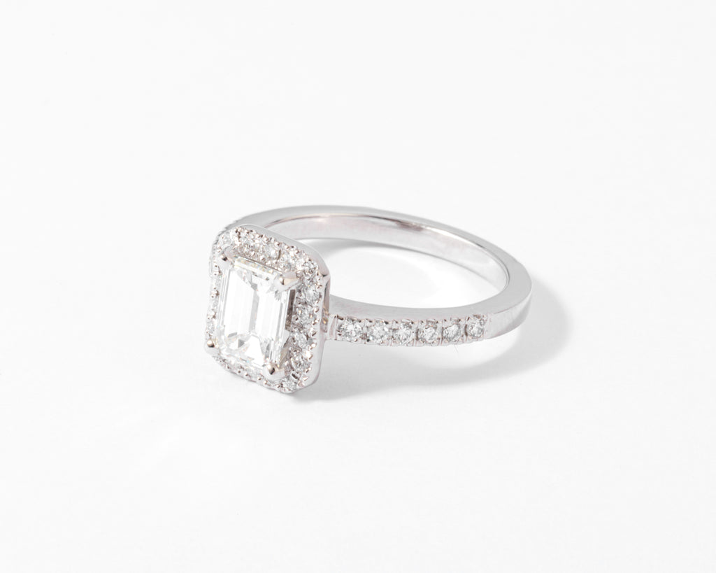 Bague solitaire en or gris ornée d'un diamant taille émeraude