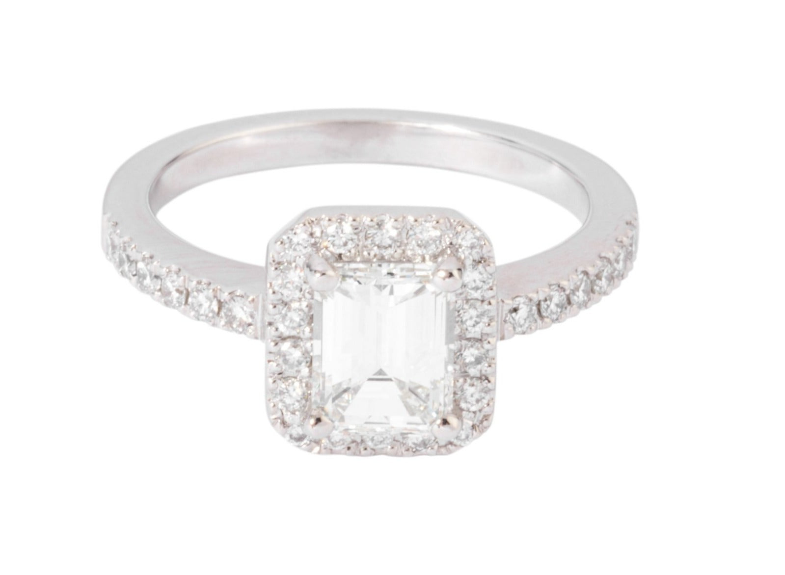 Bague solitaire en or gris ornée d'un diamant taille émeraude