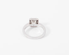 Charger l&#39;image dans la galerie, Bague solitaire en or gris ornée d&#39;un diamant taille émeraude
