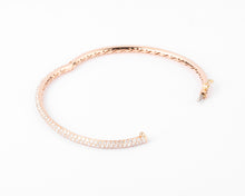 Charger l&#39;image dans la galerie, bracelet jonc ouvrant en or rose serti de 3 lignes de diamant
