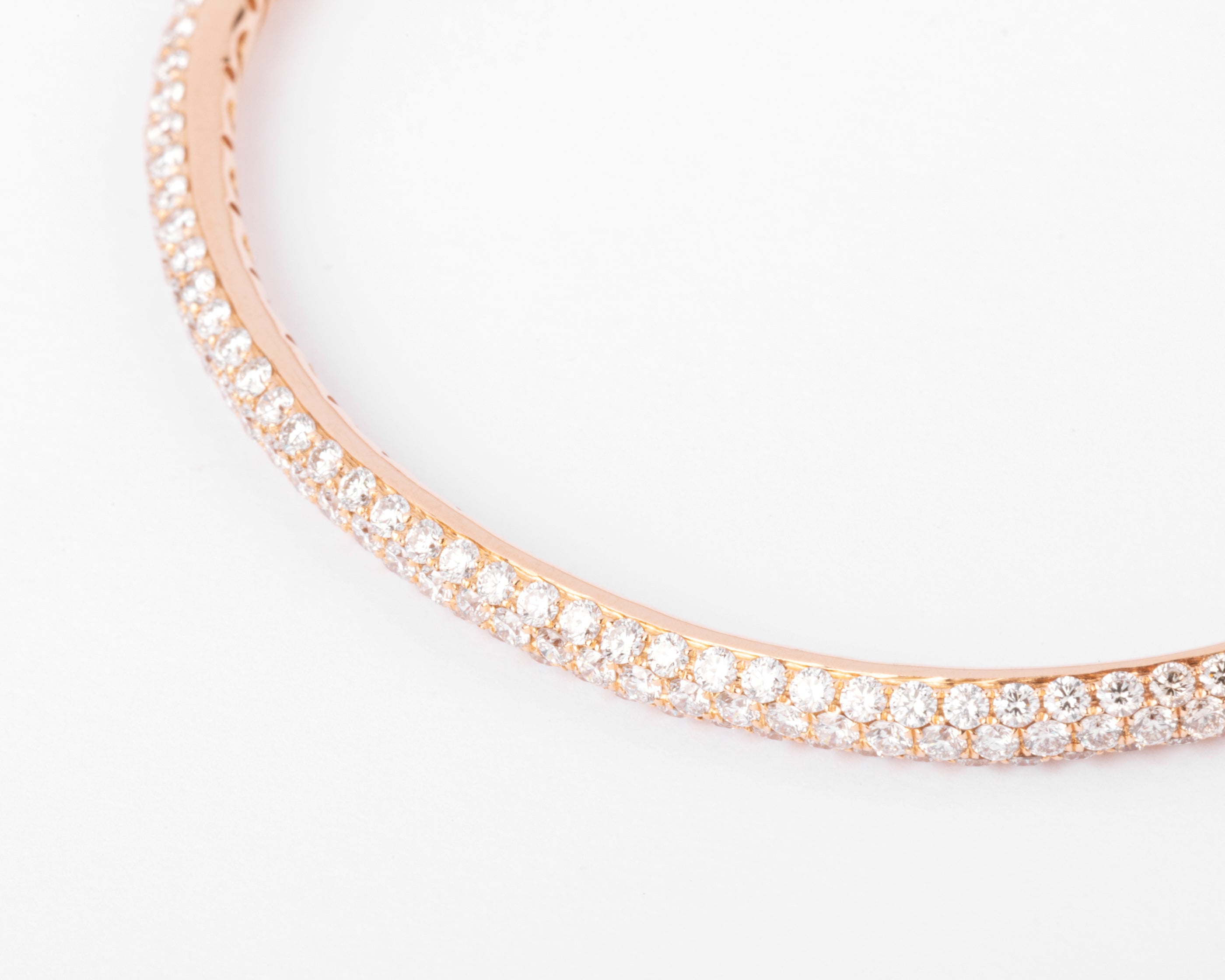 bracelet jonc ouvrant en or rose serti de 3 lignes de diamant