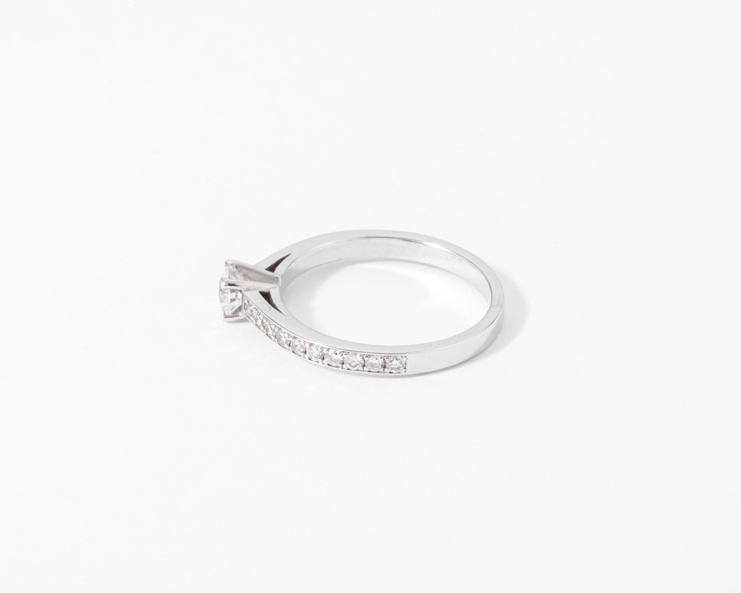 Bague solitaire diamant sur or gris