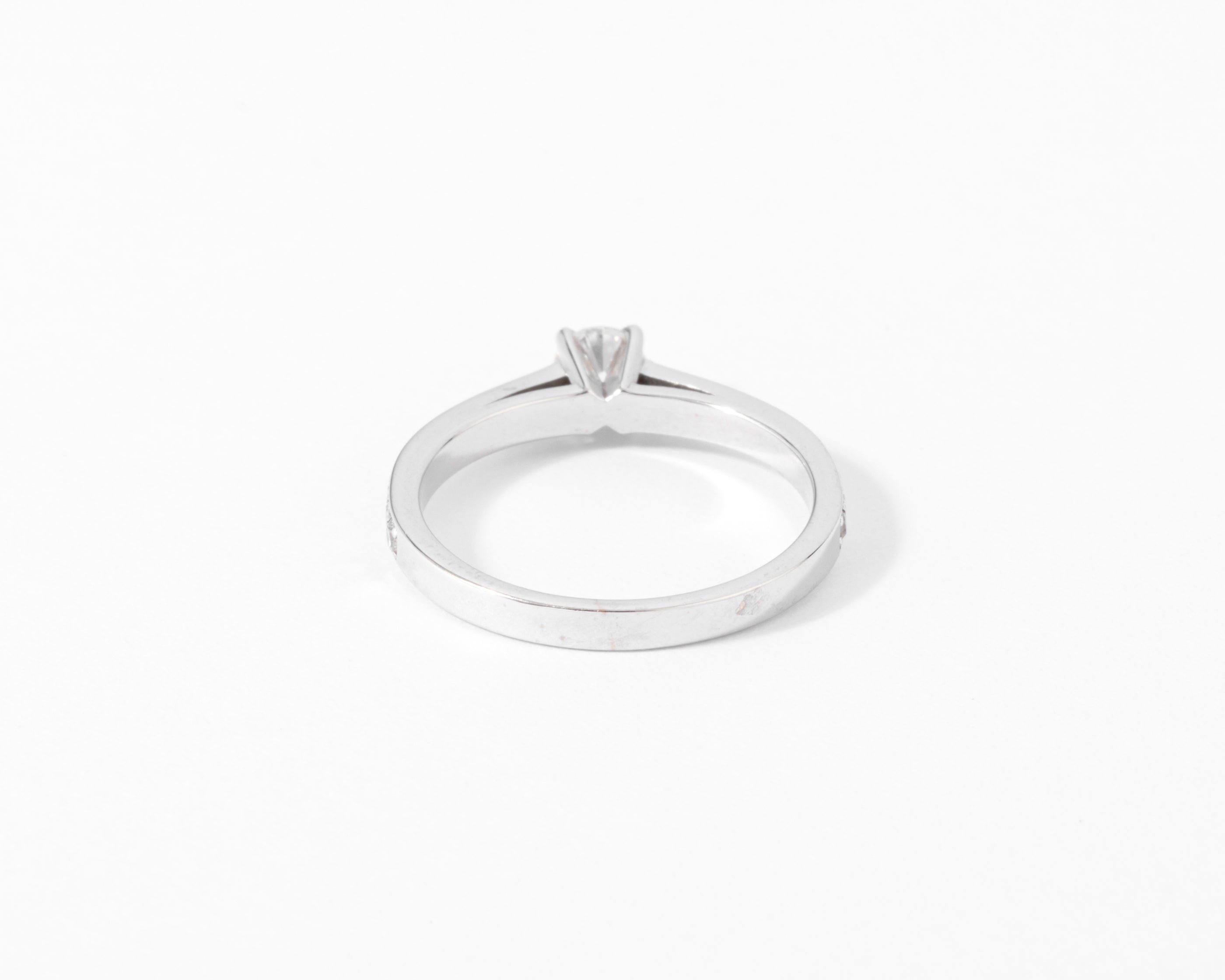Bague solitaire diamant sur or gris