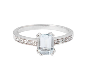 Bague rectangulaire ornée d'une aigue -marine