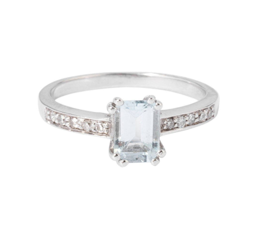 Bague rectangulaire ornée d'une aigue -marine