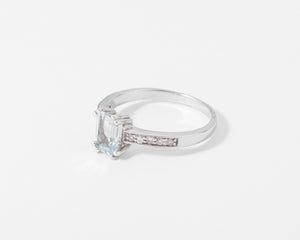 Bague rectangulaire ornée d'une aigue -marine