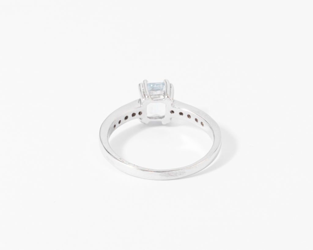 Bague rectangulaire ornée d'une aigue -marine